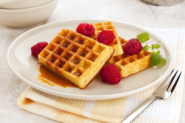 Belgische Waffeln mit Himbeeren und Karamellsoße