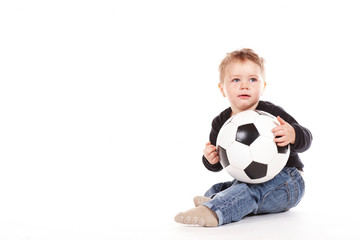 kleiner Junge mit Fußball