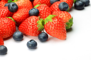 Fototapeta na wymiar strawberry and blueberry