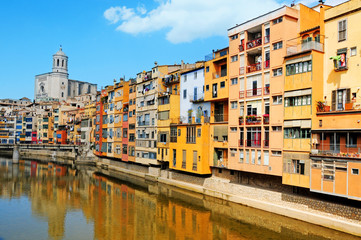 Fototapeta na wymiar Houses over Onyar River in Girona, Spain