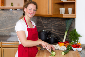 frau kocht gesund