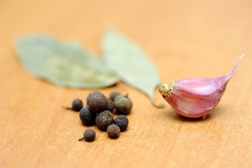 Peppercorns, bay leaves and garlic