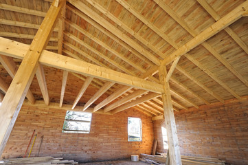 d&eacute;tail int&eacute;rieur d'un chalet  bois en construction