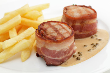 Schweinefilet Pfeffersoße,Pommes frites