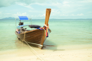 Fototapeta na wymiar Beautiful long tail boat on the sand seashore