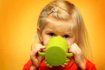 Kleines M&auml;dchen beim trinken