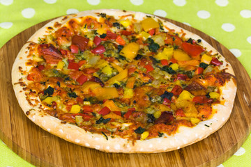 Pizza mit Paprika,Pilzen,Schinken,Oliven