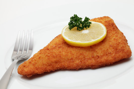 Gebackenes Schollenfilet mit Zitronenscheibe