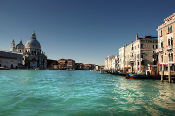Naklejka premium Venedig, fahrt auf dem Wasser des Canal de Grande, eine türkise Wasserstraße 