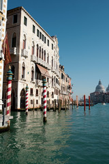 Venedig, fahrt auf dem Canal de Grande, vorbei am Palazzo Cavalli Franchetti. Blauer Himmel.