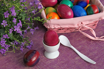 Eierbecher mit Ostereiern