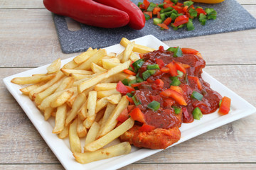 Paprikaschnitzel mit Pommes Frites