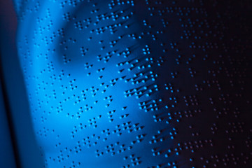 Buch in Blindenschrift. Braille Schrift für Blinde