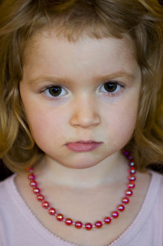 Enfant qui fait la moue