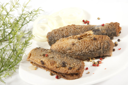 BRATHERINGE MIT ZWIEBEL UND MARINADE