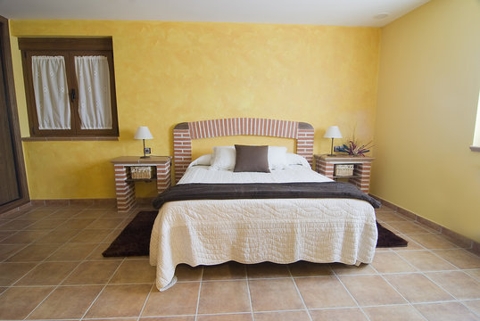 Dormitorio con cama de construcci&oacute;n.