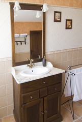 Mueble con espejo y labavo.