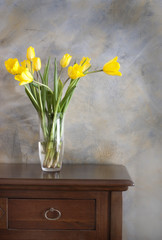 Mobile con vaso di tulipani