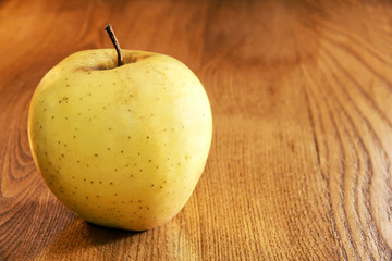 Appel Golden delicious on table