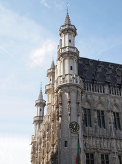 Fototapeta premium 1:00PM at Grand Place in Brussels , Belgium (Vertical)