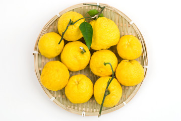 ざるの上のゆず