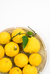 ざるの上のゆず