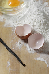 Vanilleschote mit Backzutaten