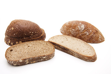 Mehrkorn und Weizenbrot geschnitten