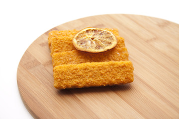 Zitronenscheibe auf Fischstäbchen