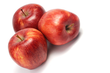 Fototapeta na wymiar three red apples