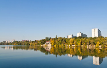 Fototapeta premium water and trees reflected in lake