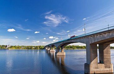 Fototapeta na wymiar Most na rzece Wołga