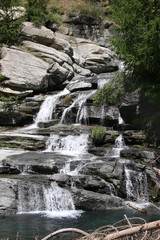 Fototapeta na wymiar paesaggio di montagna con cascata