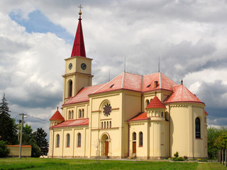 Fototapeta na wymiar Piękny kościół Wszystkich Świętych w Oøechov, Czechach.