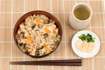 しめじごはん・どんぶり盛り