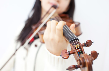 ヴァイオリンを弾く女性