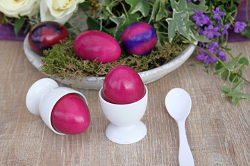 Eierbecher mit Ostereiern