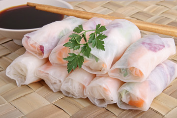 rouleau de printemps et sauce soja