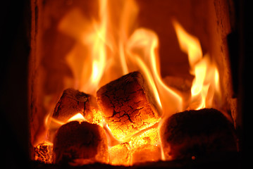 Feuer im Kamin mit Kohle und Flammen