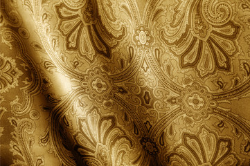 Goldfarbenes Seidentuch