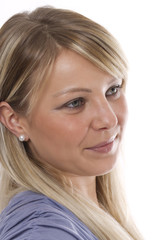 Naklejka premium junge blonde Frau blickt nachdenklich