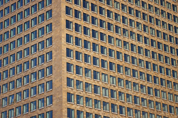 Fensterfront von Hochhaus