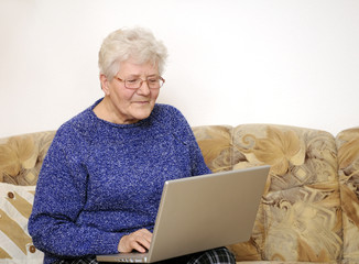 Seniorin mit Laptop
