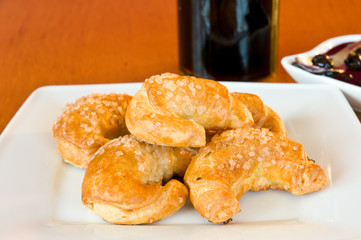 White plate of golden croissonts