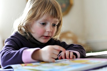 Kleinkind mit Buch