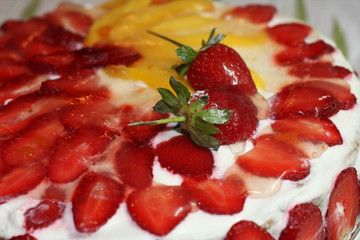 Round cake with strawberries and white glaze