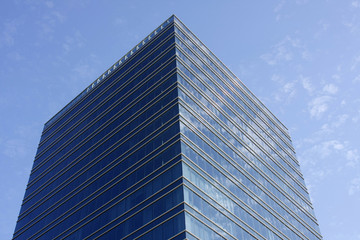 Fototapeta premium Moderno edificio de oficinas