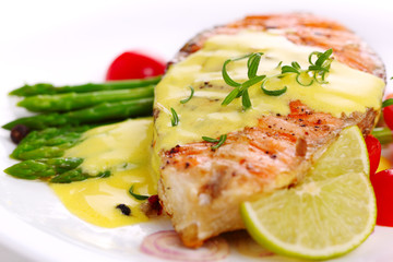 Grilled salmon with lime, asparagus and saffron sauce with rosem