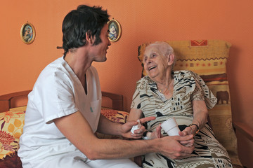 senior et soignant