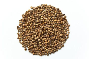 Koriandersamen auf weißem Grund